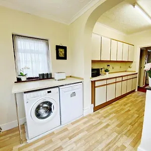 Barking House Sleeps 11 - Parking - Train Tube - Airport Holiday home