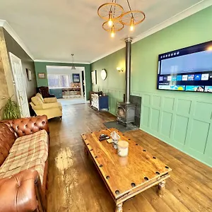  Holiday home 5 Bedroom House - Large Garden With Hot Tub - Sleeps 11 - Close To - Free Parking United Kingdom